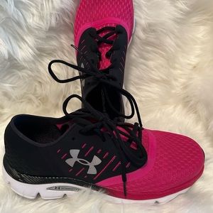 Like new Under Armour women’s tennis shoes size 9 1/2